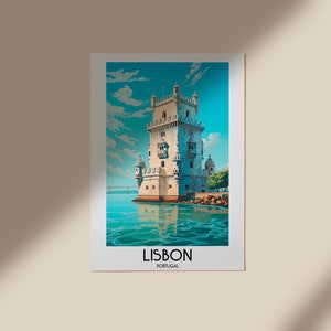 Op de afbeelding: Een ansichtkaart met een kleurrijke illustratie van de Toren van Bel&eacute;m in Lissabon, Portugal. De toren is wit met een blauwe lucht en water op de achtergrond. De tekst "LISBON, PORTUGAL" staat onderaan de ansichtkaart gedrukt.