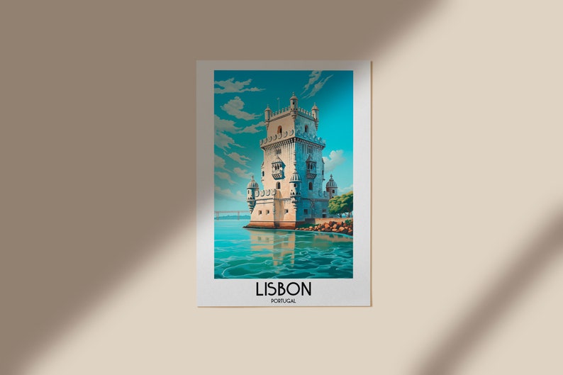 Op de afbeelding: Een ansichtkaart met een kleurrijke illustratie van de Toren van Bel&eacute;m in Lissabon, Portugal. De toren is wit met een blauwe lucht en water op de achtergrond. De tekst "LISBON, PORTUGAL" staat onderaan de ansichtkaart gedrukt.