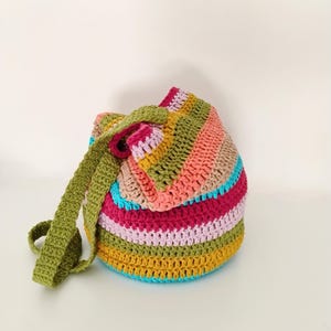 Schema borsa hippie uncinetto PDF, modello a righe colorate estiva, schema borsa secchiello uncinetto ITALIANO/INGLESE, borsa slouchy estiva
