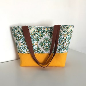 Handmade shoulder bag in Sicilian majolica pattern fabric, with long handles, lining and pocket, unique artisanal shopping bag