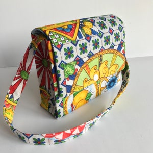 Handgefertigte Tasche aus sizilianischem Stoff mit Muster, kleine Umhängetasche, handgefertigte Majolika-Tasche, kleine sommerliche und bunte Tasche