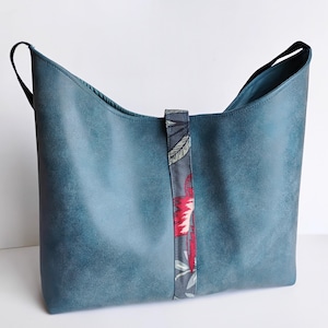 Borsa a spalla in ecopelle con tracolla primavera estate, borsa con inserto floreale fatta a mano, borsa artigianale blu da donna mezza luna