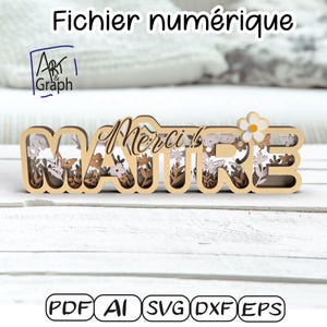 Peut inclure: Panneau en bois avec le mot "MATRE" et "Merci" au centre, orné d'un motif floral et d'une marguerite. Les mots "Fichier numérique" sont en haut. Le panneau est sur une surface blanche. Formats de fichiers PDF, AI, SVG, DXF et EPS.