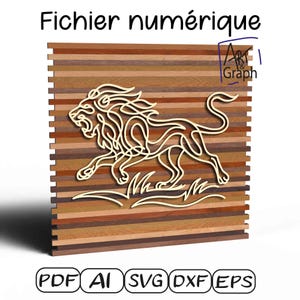 Puede incluir: Arte de pared de madera con un diseño de león. El león es de color claro, sobre un fondo de tablones de madera horizontales en varios tonos de marrón. El texto "Fichier numérique" está en la parte superior.