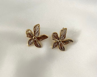 Floral earrings in gold stainless steel golden flowers for women