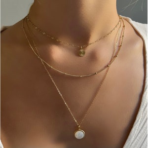 Mehrreihige Halskette aus goldfarbenem Edelstahl und perlmuttfarbenem Natursteinanhänger, Schmuck für dreireihige Partygeschenke für Frauen Bild 1