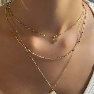 Mehrreihige Halskette aus goldfarbenem Edelstahl und perlmuttfarbenem Natursteinanhänger, Schmuck für dreireihige Partygeschenke für Frauen Bild 7