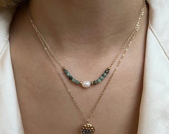 Ela 2-reihige Halskette aus goldfarbenem Edelstahl und Süßwasserperlen und Smaragden