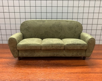 Ręcznie robiona sofa flanelowa w skali 1:6 do domku dla lalek – miniaturowa sofa vintage