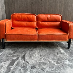 Divano in pelle con gambe in ferro arancione cerato personalizzabile in scala 1:6, divano in pelle fatto a mano per casa delle bambole, mobili per bambole da esposizione, regalo per personaggio giocattolo