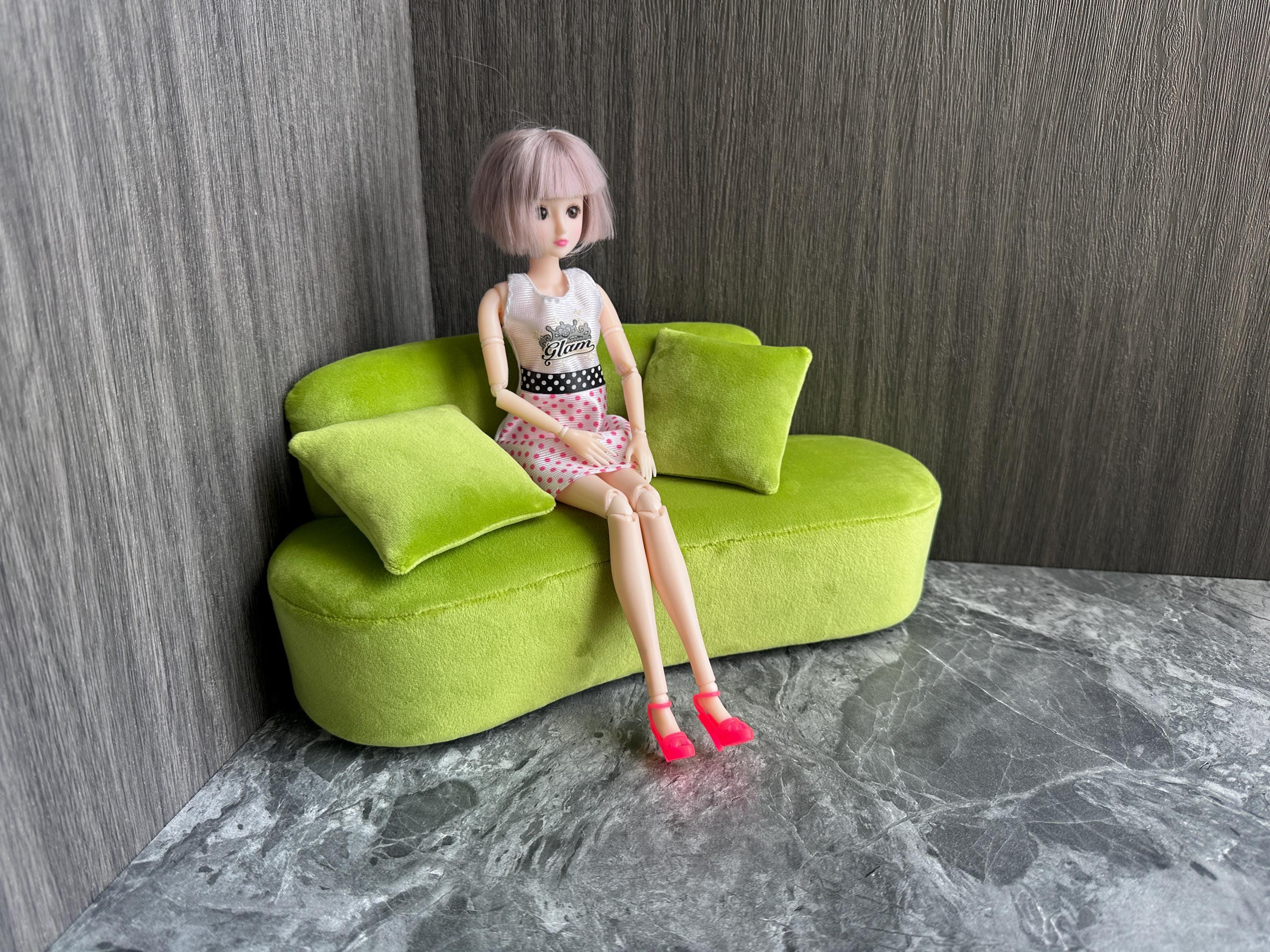 Miniaturowa, krótka, pluszowa, zakrzywiona narożna kanapa w skali 1:6, ręcznie robiona miniaturowa sofa dla lalek w rozmiarze 12 cali, spersonalizowany mebel dla lalek na prezent