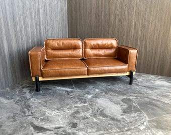Ręcznie robiona sofa dla lalek w skali 1:6 z woskowanej skóry bursztynowej, konfigurowalne miniaturowe meble dla lalek