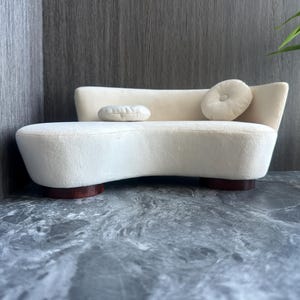 Kurzhaarige holländische geschwungene Miniatur Couch im Maßstab 1:6, Handgefertigtes Puppenhaus Miniatur Sofa für 12 &quot;Puppen, Puppenmöbel, Geschenk für Puppe