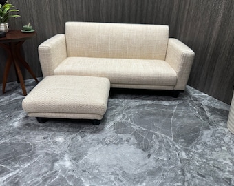 Domek dla lalek w skali 1:6 1/12. Miniaturowa sofa z pufem, ręcznie robiona beżowa lniana mini sofa, minimalistyczny zestaw podnóżków, prezent dla lalek