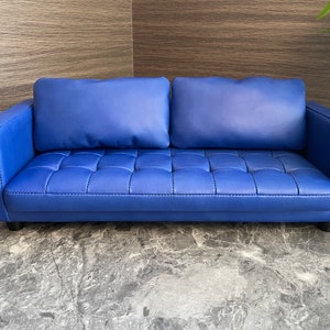 Anpassbare 1: 6 Skala Sapphire Blau Leder Puppenhaus Chesterfield Sofa
