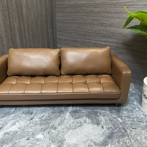 Juego de almohadas para sofá en miniatura personalizables para casa de muñecas a escala 1:6, sofá en miniatura con mechones vintage de color caqui, muebles para muñecas hechos a mano, regalo de coleccionista