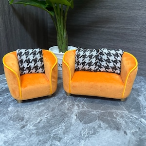 Divano minimalista, set di cuscini per divano in miniatura per casa delle bambole in scala 1:12 - velluto olandese giallo con finiture dorate, mobili per bambole fatti a mano, regalo per lei