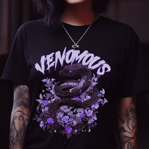 Weiches Goth Shirt Giftig, Schwarzes Pastell Goth Schlange mit Rosen T-Shirt, Goth Ästhetische Kleidung, Alternative Witchy Shirts