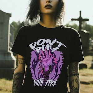Weiches Goth Shirt Don&#39;t Play With Fire, Schwarzes Pastell Goth Hexenhand T-Shirt, Goth Ästhetische Kleidung, Alternative Witchy Shirts