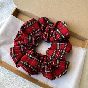 Elástico de cabelo Nova Check - Inspirado em design de grife, xadrez bege, acessório de luxo para cabelo, presente, estampa xadrez clássica Red Tartan