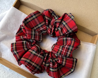 Elástico de cabelo xadrez vermelho clássico - perfeito para o dia a dia e para ocasiões especiais.