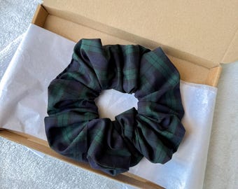Elástico de cabelo xadrez clássico - perfeito para o dia a dia e para ocasiões especiais.