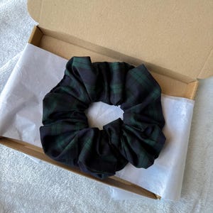 Elástico de cabelo Nova Check - Inspirado em design de grife, xadrez bege, acessório de luxo para cabelo, presente, estampa xadrez clássica Blue/Green Tartan