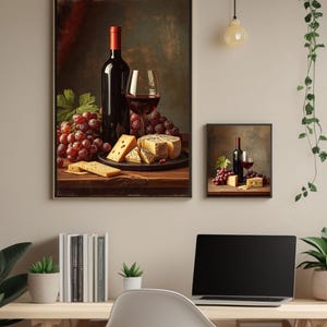 Peut inclure: Une impression encadrée représentant une nature morte de vin, de raisins et de fromage. Une bouteille de vin sombre avec un bouchon rouge est à côté d'un verre à vin rempli de vin rouge. Des raisins rouges et divers fromages sont disposés sur une assiette en bois.