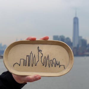 Plateau en céramique Skyline New York. Céramique Sky Line Manhattan. Coupelle en grès New York poterie. Coupelle grès fait main