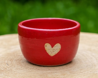 Petit bol céramique Rouge avec coeur. Vide-poche coeur céramique. Petit bol vide-poche rouge en poterie. Pot grès fait main.