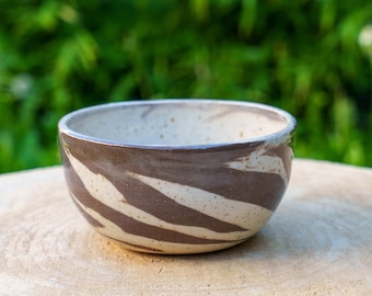Beige stoneware ceramic pot. Large stoneware ceramic trinket dish with mixed clays. Decorative stoneware pottery bowl. Handmade beige bowl.