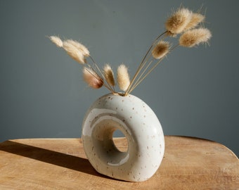 Beige ceramic donut vase. Donut-shaped vase in beige stoneware.