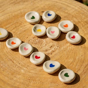 Orosten i keramikhjärta i olika färger. Antistresssten för ADHD. Keramisk avslappningssten. Tumsten för avslappning.