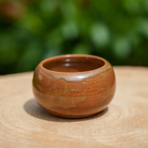 Bronze ceramic ball pot in stoneware. Brown ceramic pocket tray. Small red stoneware ceramic pot. Handmade pottery.