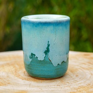 Vaso de cerâmica azul. Vaso de grés azul para arranjos de flores. Porta-lápis de cerâmica azul feito à mão.