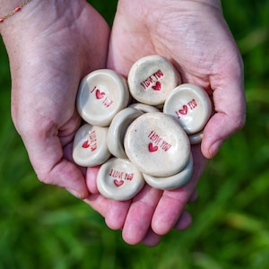 Worry Stone Kocham Cię w ceramice. Kamyk antystresowy z wiadomością. Ceramiczny kamień relaksacyjny. Kocham cię, martwią się kamienie