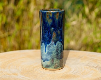 Blaue Vase mit Farbverlauf aus beiger Keramik. Blaue Steingutvase.