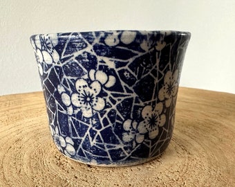 Japanese-style ceramic timpani. Cherry flower pot in blue and white stoneware. Small Japan-inspired pot with blue cherry blossoms