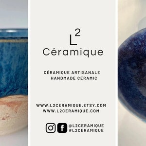 Puede incluir: Un cuenco de cerámica azul y beige con efecto de esmalte goteante junto a un pequeño plato de cerámica azul con una ilustración de libélula dorada. El panel central muestra el texto L2 Céramique, CÉRAMIQUE ARTISANALE HANDMADE CERAMIC, WWW.L2CERAMIQUE.ETSY.COM, WWW.L2CERAMIQUE.COM y @L2CERAMIQUE.