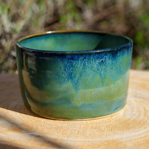 Könnte beinhalten: Rustikales Holzschild mit dem Text "Welcome to our home" in weißer Schrift. Das Schild hat eine Used-Optik und ein schlichtes, einladendes Design, ideal für die Dekoration der Haustür.