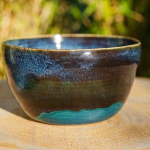 Ciotola decorativa in ceramica nera e blu. Portaoggetti in ceramica blu e nera. Vaso in gres. Ceramica fatta a mano.