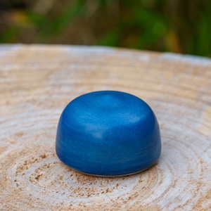 Salière magique en céramique bleu satiné. Salière bleue en poterie artisanale.