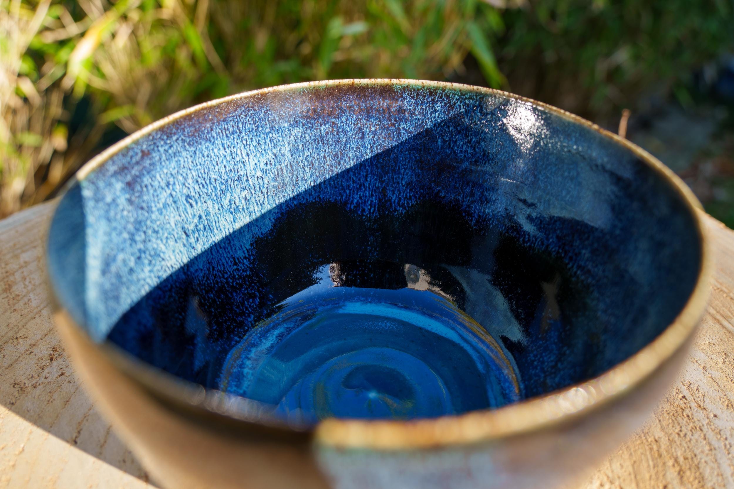 黒色陶器ボウル 青い模様付き ヴィンテージのスタジオ陶器ボウル、幾何学模様、サイン入り、青 黒色陶器ボウル 青い模様付き ヴィンテージのスタジオ陶器ボウル、幾何学模様、サイン入り、青