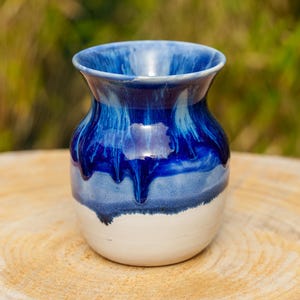 Vase bleu et blanc en céramique. Vase en grès blanc et bleu