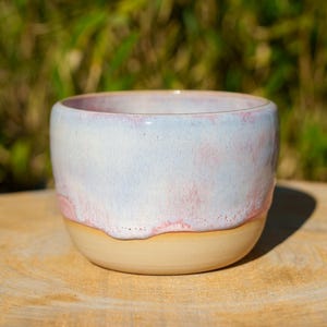 Rosa-blauer Steinguttopf. Dekorative rosa Steingutschale zum Muttertag. Steingut-Schale für Schmuck. Dekoration für eine Gender-Reveal-Party.