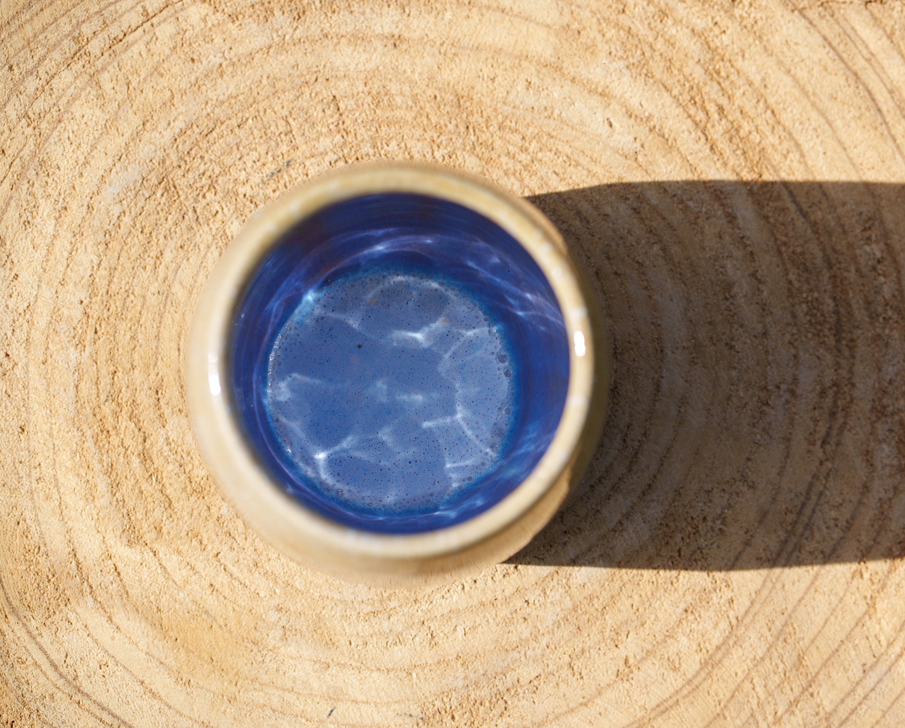 ベージュとブルーの陶器の花瓶。ブルーとベージュの炻器陶器の花瓶