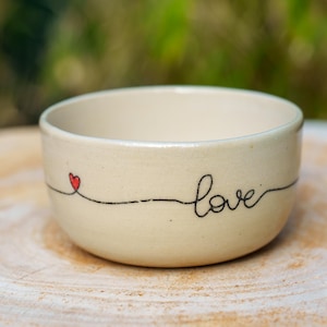 Ramequin vide-poche Love en céramique. Ramequin beige et rouge en grès. Cadeau Saint Valentin
