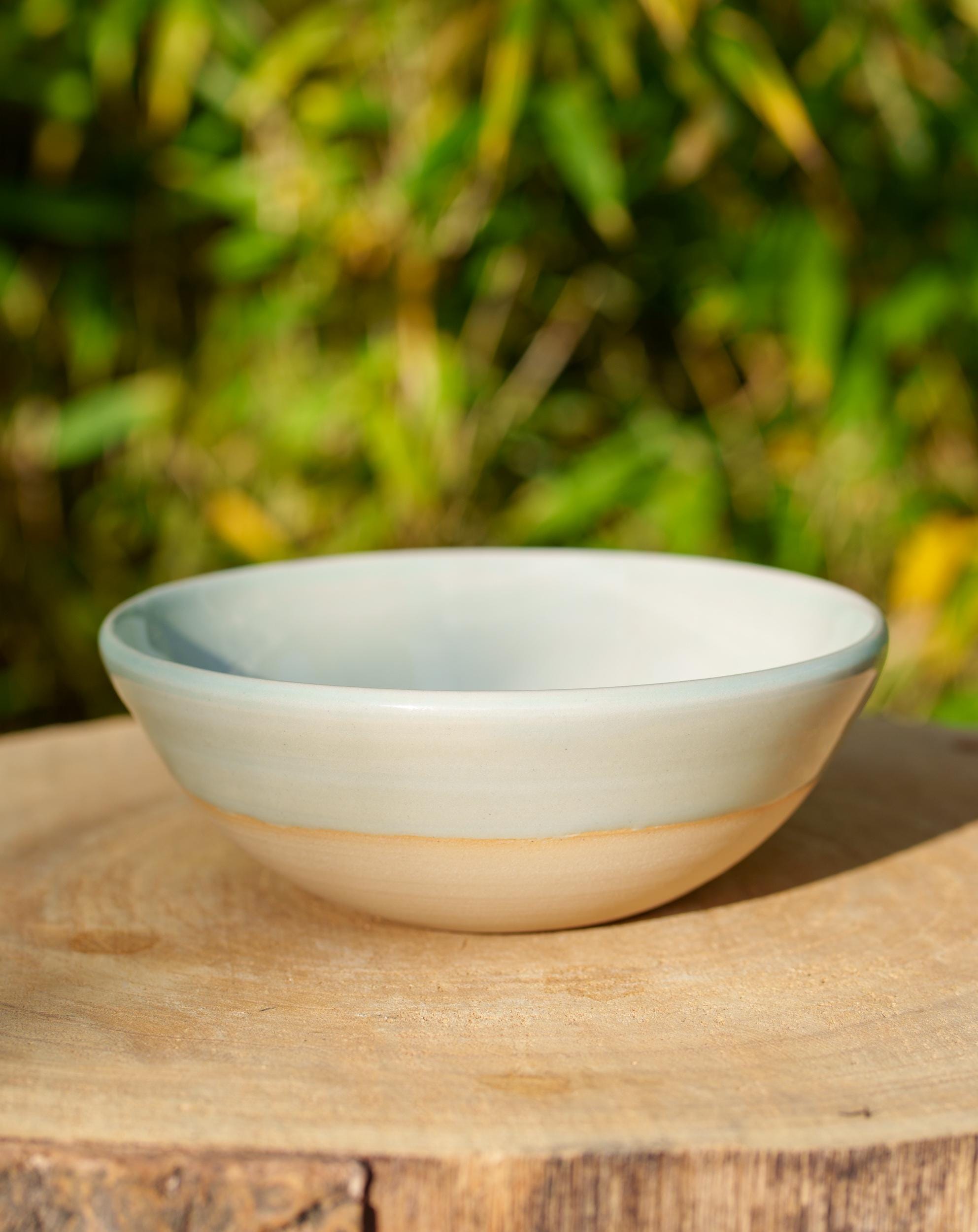 青磁色の装飾陶器のボウル。パステルブルーの陶器の小物入れ。ブルーの