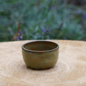 Petit pot en céramique vert kaki en grès. Cache-pot en céramique grès vert. Contenant pour bougie en céramique fait main.