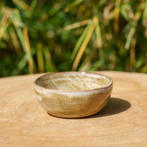 Kleine dekorative Schale aus beigefarbener und grüner Steinzeugkeramik. Beige Keramikschale für Schmuck. Steinzeugschale. Handgefertigtes graues Förmchen